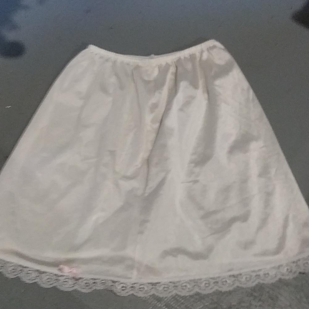 VINTAGE EUC TSK BASICS Girls slip